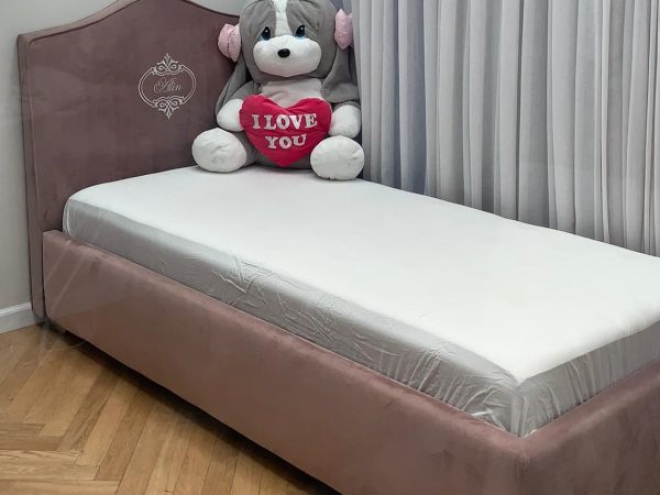 מיטה מרופדת נסיכות